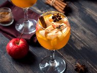 Рецепта Коктейл зимна сангрия с червено вино, ябълков сайдер и портокал